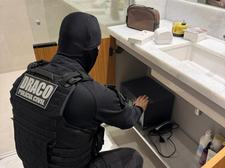 Polícia Civil cumpre 100 mandados contra esquema de lavagem de dinheiro de lideranças de facção criminosa em MT