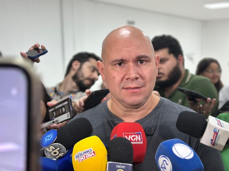 Prefeito de Cuiabá Abilio Brunini sanciona lei de combate ao racismo em estádios e ginásios