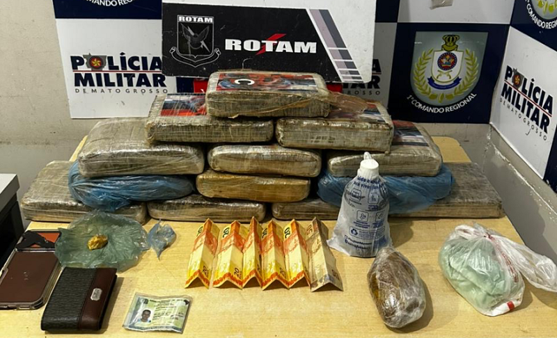 Rotam prende dois suspeitos por tráfico de drogas e apreende 13 tabletes de maconha