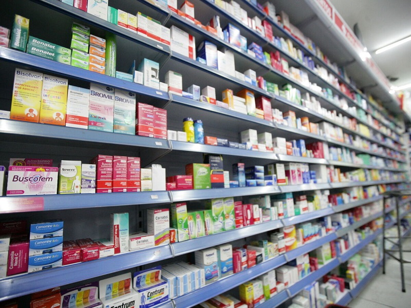 PL que permite farmácias dentro de supermercados avança e levanta debate sobre saúde pública