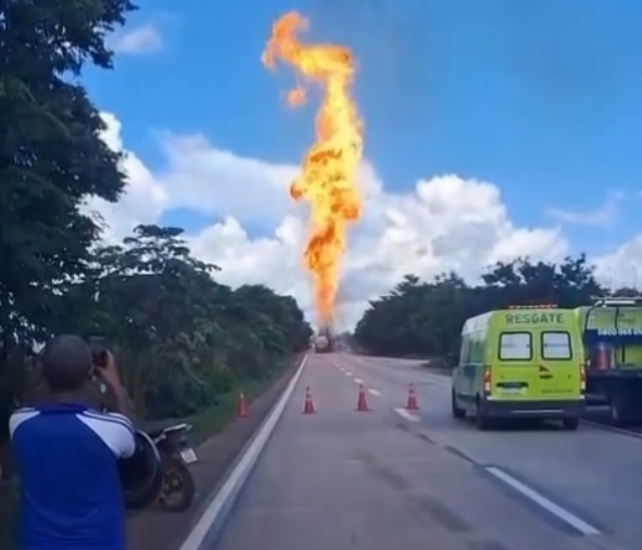 Incêndio na Serra de são Vicente após choque de duas carretas: veja Vídeo