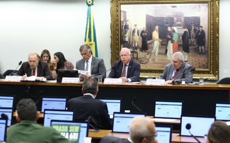 PEC do fim da escala 6x1 é aprovada pela CCJ da Câmara dos deputados