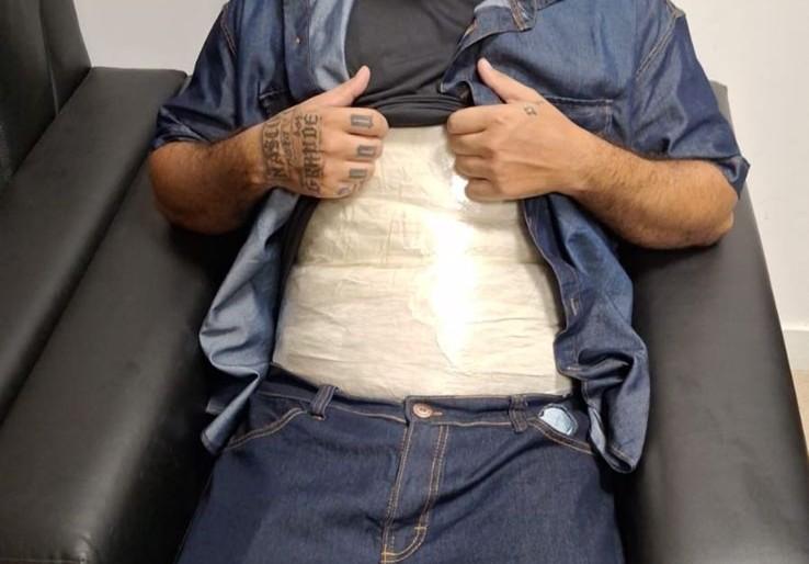 Homem é preso no aeroporto tentando levar drogas presas no corpo