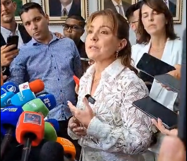 SAIDA SUPER PLANEJADA: Flávia Moretti rebati discurso do Vice em sua renúncia, “Não teve governabilidade no cargo"