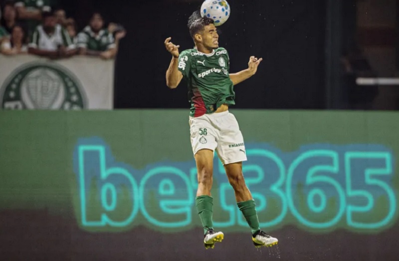 Palmeiras tem expulso, mas segura Athletico e mantém gordura na liderança