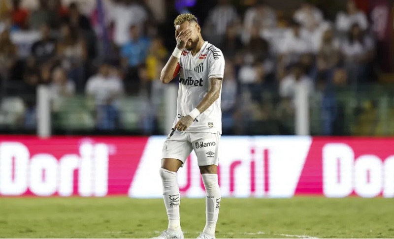 Neymar quebra tabu físico, mas volta a deixar Vila criticado e sob polêmica