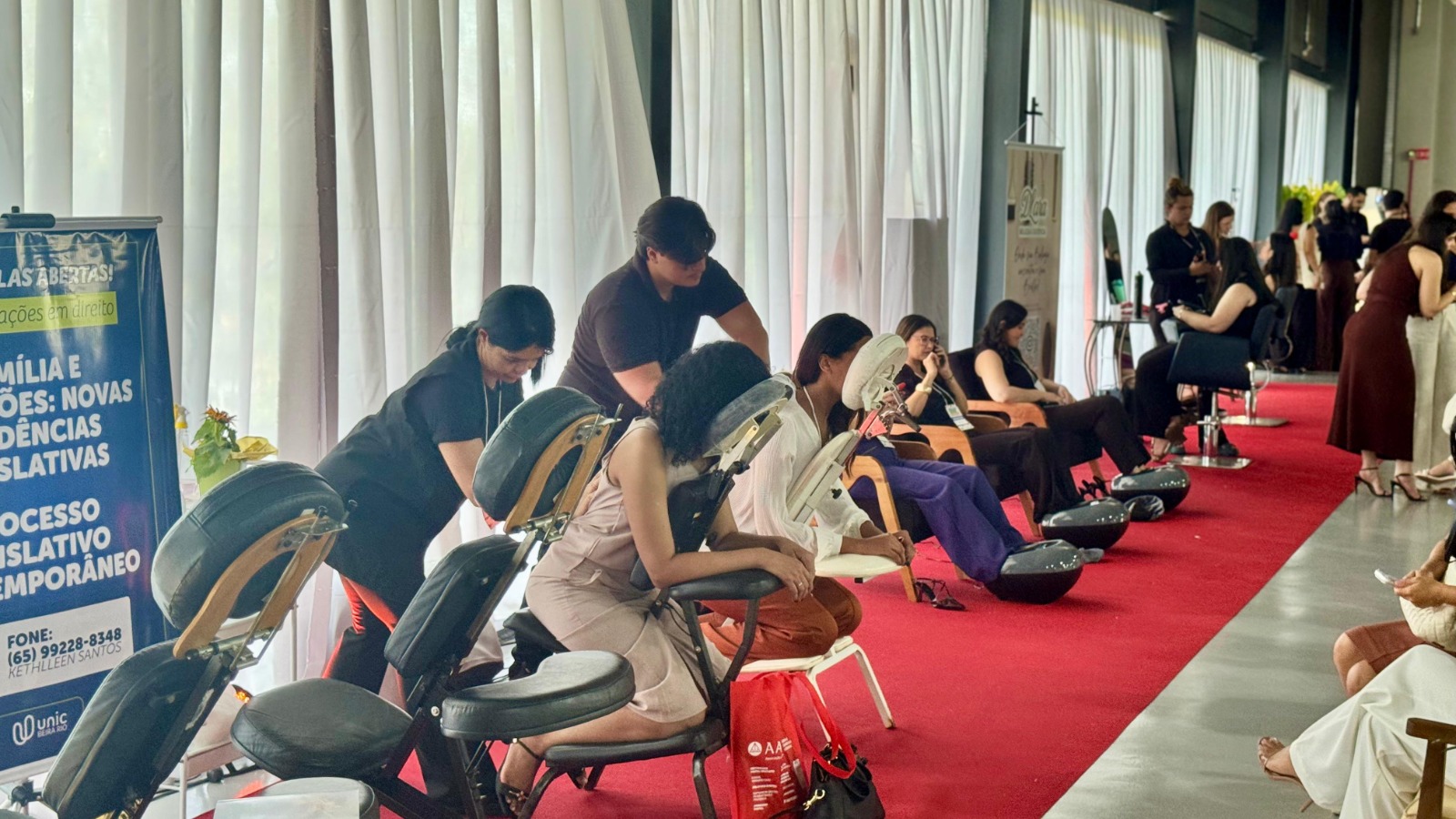 ADVOCACIA UNIDA CAA/MT participa de momento histórico da advocacia brasileira durante conferência em Cuiabá Instituição acompanhou os dois dias da I Conferência Nacional de Interiorização da Advocacia oferecendo acolhimento, bem-estar e integração para participantes de todo o país A advocacia mato-grossense viveu um momento histórico com a realização da I Conferência Nacional de Interiorização da Advocacia, em Cuiabá. Durante dois dias, representantes de diversas regiões do país estiveram reunidos para debater os desafios, avanços e perspectivas da advocacia no interior, fortalecendo o compromisso da Ordem com uma atuação cada vez mais próxima da realidade dos profissionais em todas as regiões do Brasil. A diretoria da Caixa de Assistência dos Advogados de Mato Grosso (CAA/MT) participou da programação ao lado de delegados(as) da instituição, reforçando o compromisso com o cuidado, a valorização e o fortalecimento da advocacia mato-grossense e brasileira. Durante os dois dias de conferência, a CAA/MT preparou um espaço especial de acolhimento e bem-estar para os participantes, oferecendo experiências e serviços voltados ao cuidado da advocacia. Entre os atendimentos disponibilizados estiveram áreas como sala de descanso, massagem, espaço de hidratação, descanso dos pés, retoque de maquiagem, retoque de penteado, fliperama, espelho de fotos, lustrador de sapatos, vacinação tetravalente contra a gripe e uma loja exclusiva da Caixa de Assistência. Cerca de 90% dos participantes usufruíram dos serviços oferecidos pela instituição ao longo do evento. O presidente da CAA/MT, Rodrigo Araújo, destacou a importância da participação da instituição em um evento que entrou para a história da advocacia brasileira. “Foi uma conferência histórica para Mato Grosso e para toda a advocacia brasileira. A CAA/MT participou desse momento oferecendo acolhimento, cuidado e experiências pensadas especialmente para os colegas que estiveram em Cuiabá. Mais do que acompanhar os debates, nossa missão também foi proporcionar conforto, integração e valorização para a advocacia”, afirmou. A presidente da Ordem dos Advogados do Brasil - Seccional Mato Grosso (OAB-MT), Gisela Cardoso, ressaltou que a interiorização representa união e fortalecimento da advocacia brasileira. “A interiorização significa, sobretudo, união e fortalecimento. Sempre acreditamos que a advocacia é una. Quando cuidamos das características da advocacia do interior, estamos aproximando profissionais e criando condições mais igualitárias para todos. Hoje, o coração da advocacia brasileira bate forte em Mato Grosso”, declarou. Já o presidente nacional da Ordem dos Advogados do Brasil (OAB), Beto Simonetti, destacou a importância de ouvir e valorizar a advocacia que atua longe dos grandes centros. “O coração da advocacia brasileira não bate apenas nas capitais, ele bate forte no interior. A advocacia do interior não pede privilégios, pede respeito, presença e reconhecimento. Interiorizar é reconhecer pessoas e garantir que nenhum advogado ou advogada se sinta sozinho”, afirmou. A programação reuniu autoridades, representantes do Sistema OAB e importantes nomes do cenário jurídico nacional em debates sobre acesso à Justiça, fortalecimento institucional, valorização profissional e os desafios enfrentados pela advocacia no interior do país. A conferência foi realizada pela OAB Nacional em parceria com a OAB-MT e integrou as ações do movimento que estabelece 2026 como o “Ano da Interiorização da Advocacia”, iniciativa voltada ao fortalecimento da advocacia em todas as regiões do Brasil.