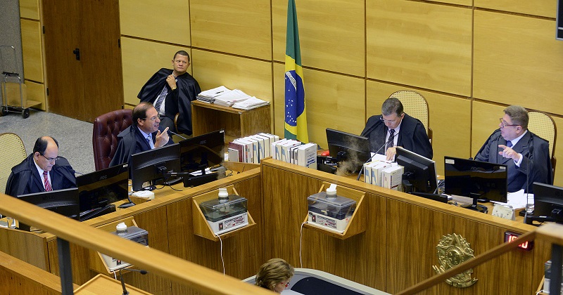 Repetitivo define que pena por crime cometido sob livramento condicional começa após fim do benefício
