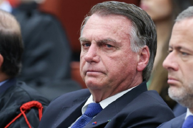 CAROÇO NO ANGU: Alexandre autoriza depoimento presencial de Bolsonaro em inquérito sobre arma apreendida