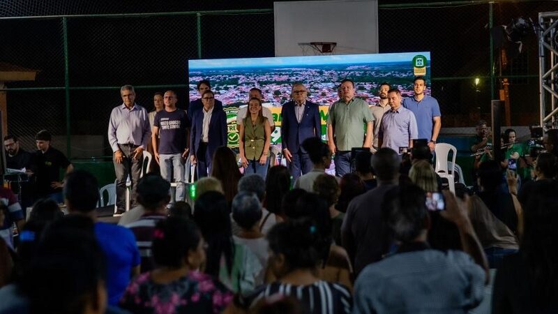 Governo de MT entrega 325 escrituras definitivas no bairro Jardim Manaíra