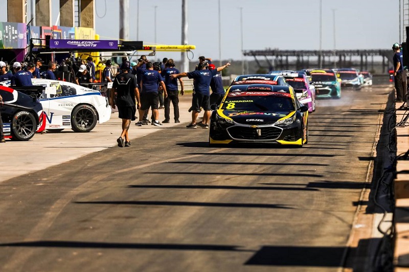 Nelsinho Piquet vence em Cuiabá única prova noturna do cirtuito brasileiro de Stock Car