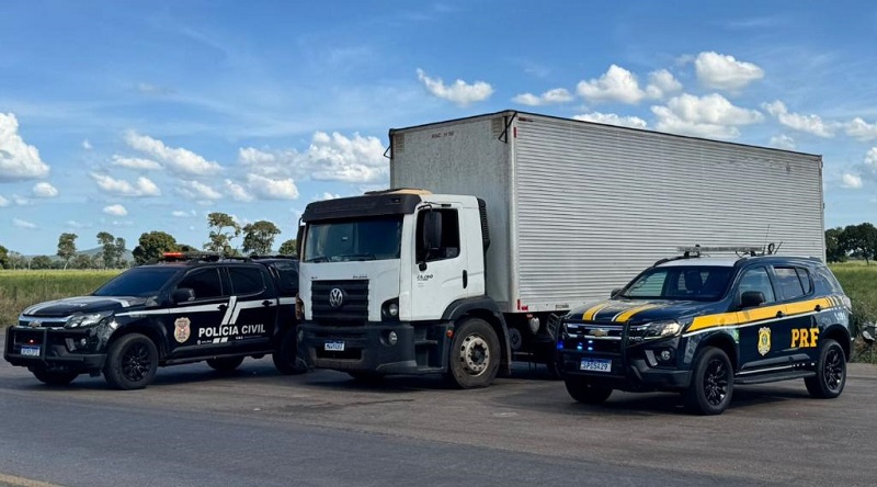 CESTAS BÁSICAS: Polícia Civil e PRF apreendem caminhão carregado de alimentos pertencente a facção criminosa em Cáceres