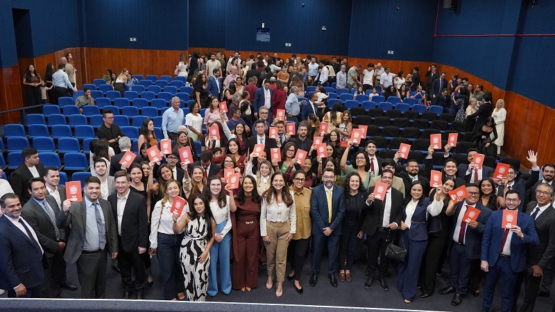 NOVOS COMEÇOS: CAA/MT acolhe novos profissionais durante entrega de carteiras da advocacia