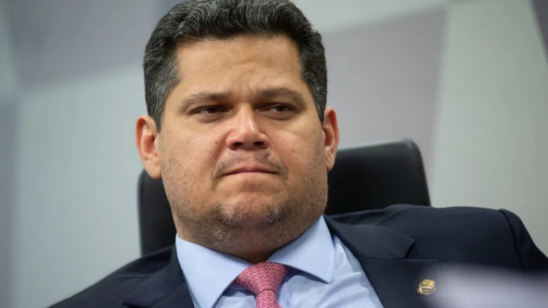 Alcolumbre trava tramitação da PEC do fim da 6×1 no Senado