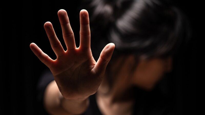 Ex-marido arromba casa e estupra mulher na frente do filho de 3 anos em MT