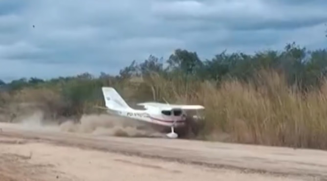 AVIÃO DE PEQUENO PORTE CAI EM SANTO ANTÔNIO DE LEVERGER