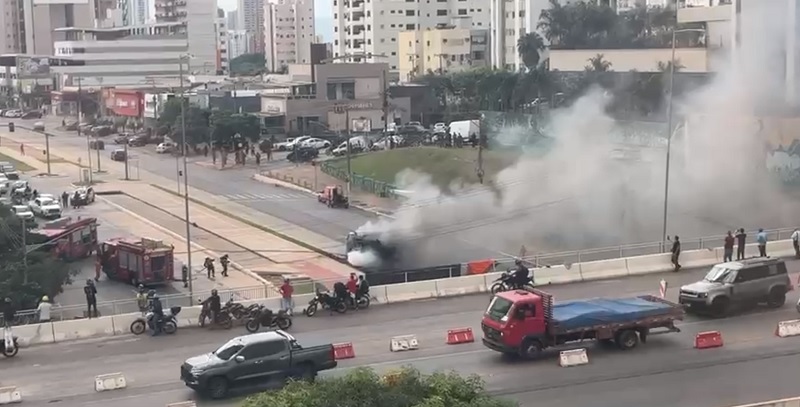 “Caminhão pega fogo e explode na AV do CPA em Cuiabá”