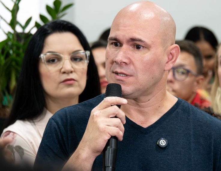 FUNDO PARTIDÁRIO BANCA PAI DE ABILIO ENQUANTO PL É PUNIDO POR IGNORAR MULHERES E NEGROS