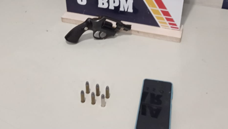 Polícia Militar conduz homem e adolescente faccionados à delegacia e apreende revólver em Cáceres
