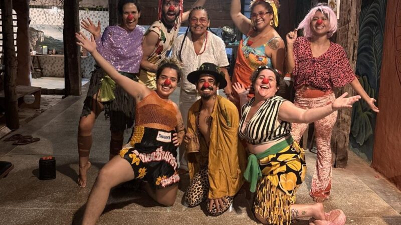 Espetáculo gratuito de palhaçaria leva arte e cultura popular a praças de três bairros de Cuiabá
