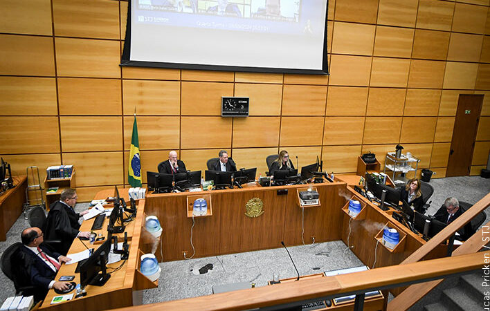 Falta de menção à taxa diária em contrato bancário não autoriza substituir capitalização por juros simples