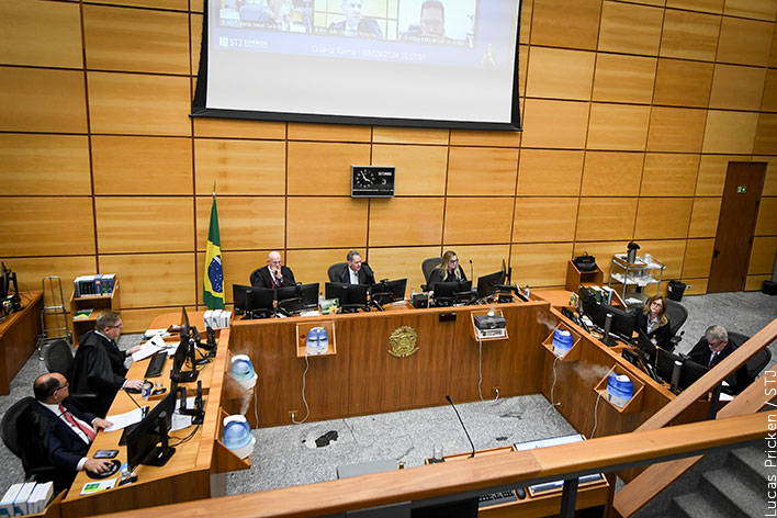 Falta de menção à taxa diária em contrato bancário não autoriza substituir capitalização por juros simples