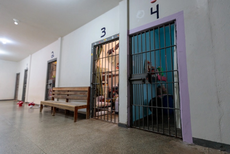 Mulher presa por matar filha é encontrada morta em cela de MT