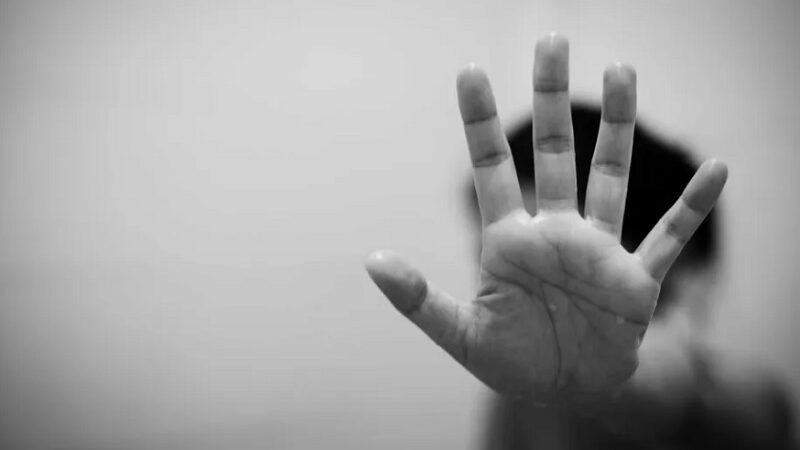 Mãe é suspeita de queimar mãos do filho com colher quente como castigo
