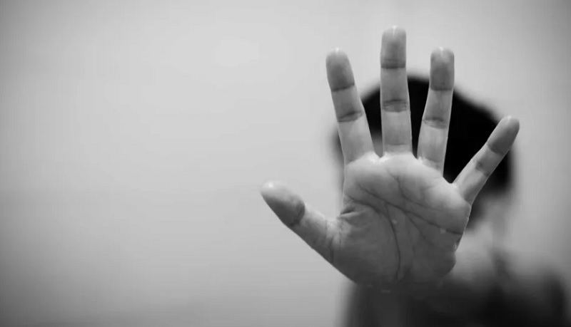 Mãe é suspeita de queimar mãos do filho com colher quente como castigo