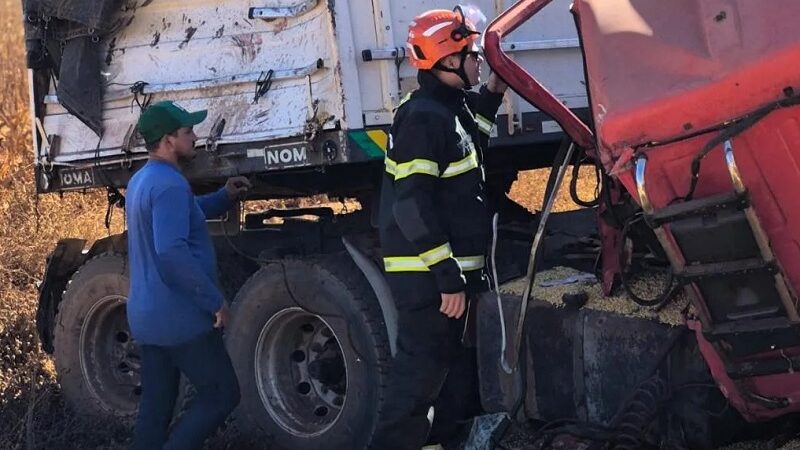 ACIDENTE EM SINOP: Bombeiros realizam desencarceramento de vítimas após acidente entre carreta e carros