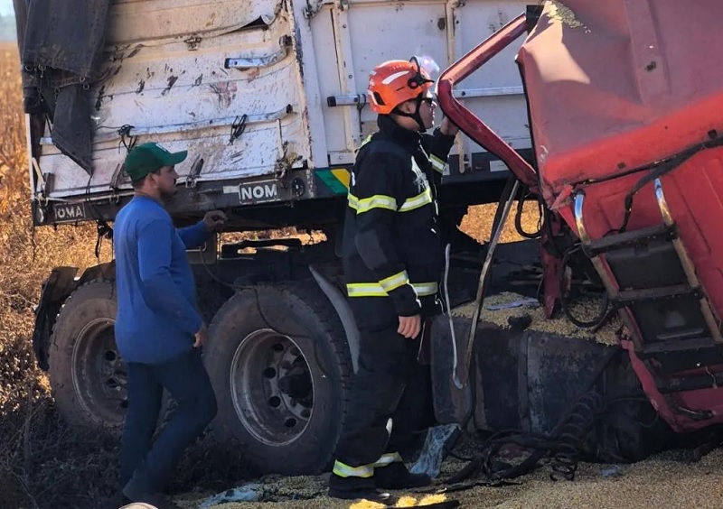 ACIDENTE EM SINOP: Bombeiros realizam desencarceramento de vítimas após acidente entre carreta e carros