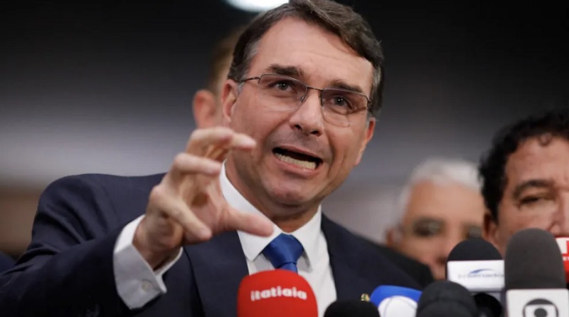 Flávio Bolsonaro está desesperado com caso Master e age como lobista dos EUA, diz ministro