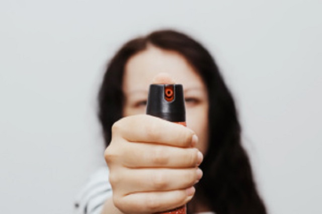 DISSUASÃO QUÍMICA – Nova lei autoriza mulheres a usar spray de pimenta para defesa pessoal