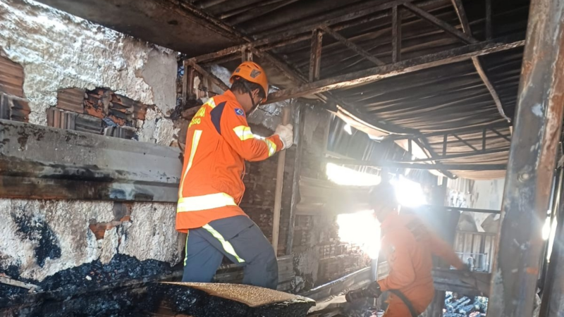 EM CUIABÁ: Corpo de Bombeiros combate incêndio de grandes proporções em estabelecimento comercial