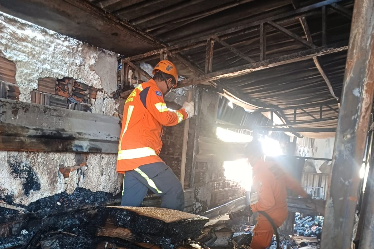 EM CUIABÁ: Corpo de Bombeiros combate incêndio de grandes proporções em estabelecimento comercial
