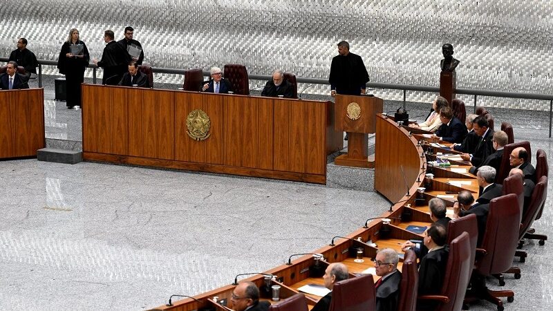 Homologação de desistência após contestação, mesmo espontânea, não evita condenação em honorários