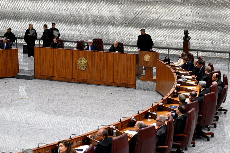 Homologação de desistência após contestação, mesmo espontânea, não evita condenação em honorários