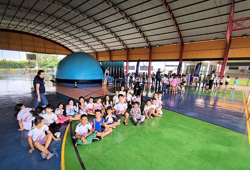 Projeto leva planetário inflável e cinema 360° para 2,2 mil alunos de Várzea Grande