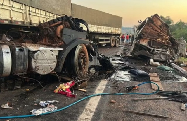 ACIDENTE NA BR-158 – Bombeiros resgatam vítima presa às ferragens após colisão entre duas carretas em Confresa