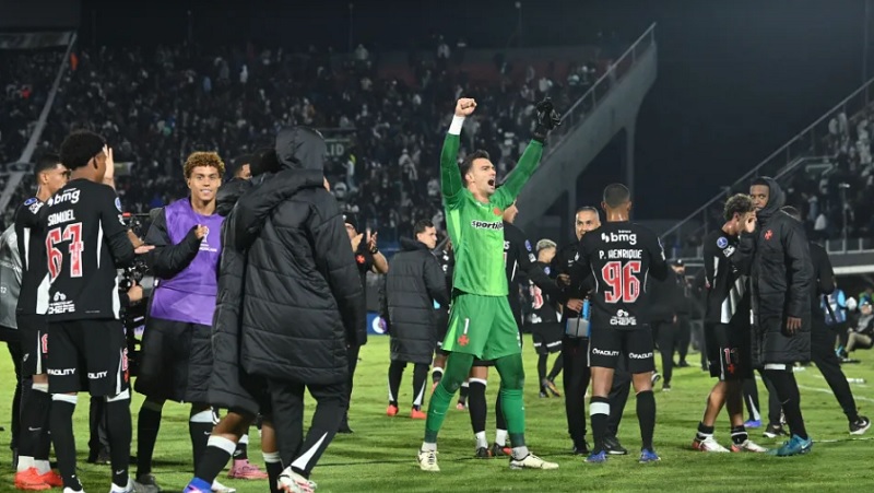 Vasco supera golaço, atropela Olimpia de virada e avança às quartas da Sula