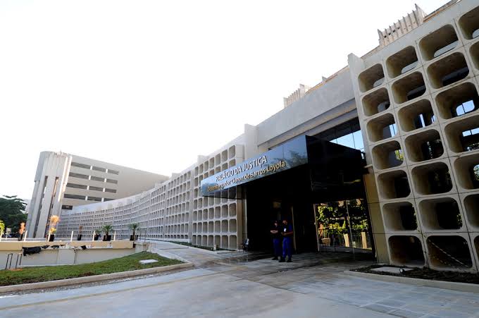 PENTE FINO: STF manda sete tribunais suspenderem verbas de magistrados acima do teto