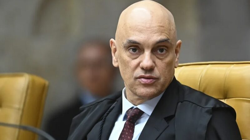Moraes autoriza que Jair Bolsonaro volte a receber visitas de Jair Renan e Carlos Bolsonaro