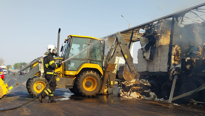 EM ALTO ARAGUAIA – Bombeiros extinguem incêndio em carretas na rodovia BR-364