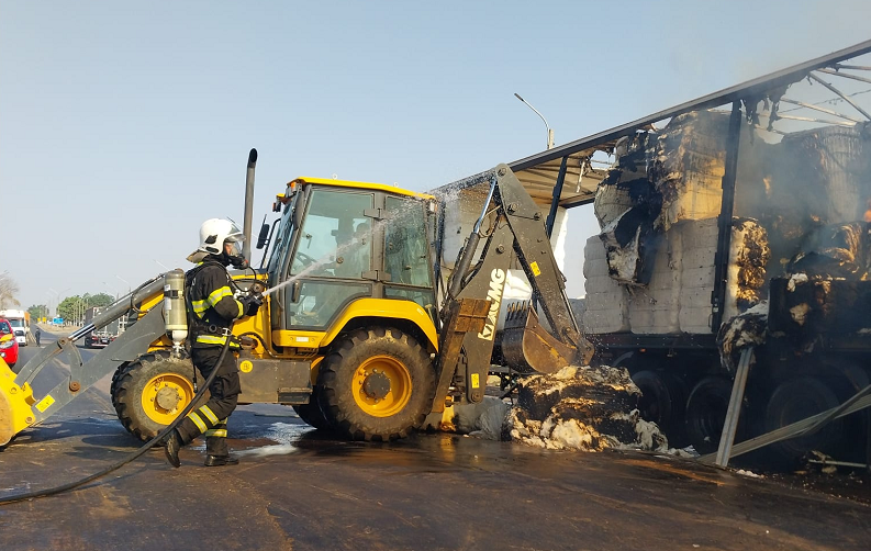 EM ALTO ARAGUAIA – Bombeiros extinguem incêndio em carretas na rodovia BR-364