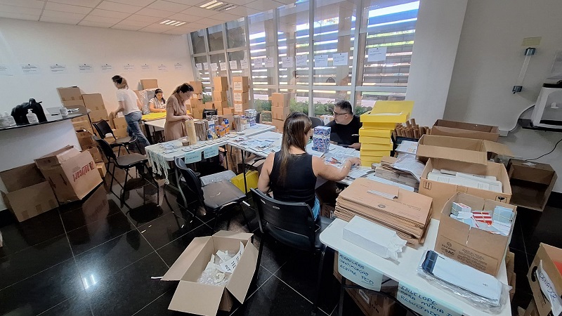 Cartórios preparam kits para mesários no atendimento aos eleitores em Cuiabá