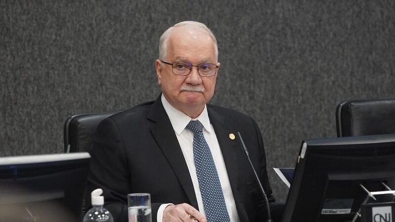 Fachin aguarda explicações de ministros para decidir sobre crise