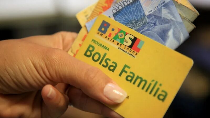 Lula anuncia reajuste de 15% no Bolsa Família; veja como vai ficar