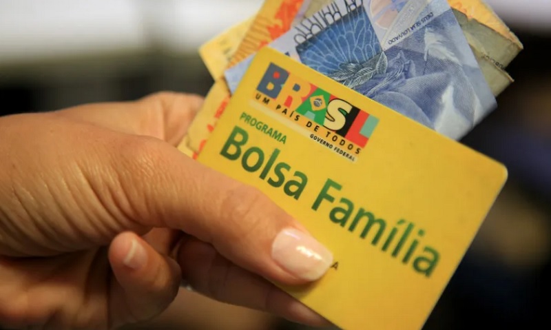 Lula anuncia reajuste de 15% no Bolsa Família; veja como vai ficar
