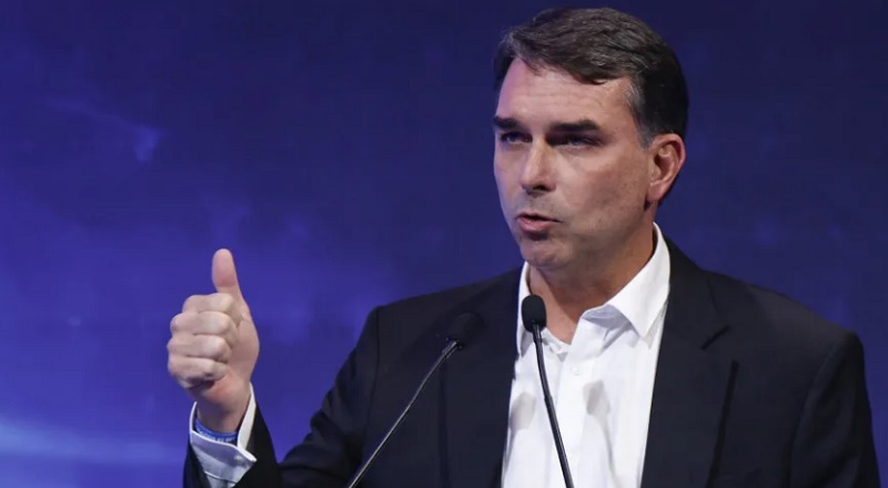 PF aponta Flávio Bolsonaro como interlocutor de Vorcaro no caso Master