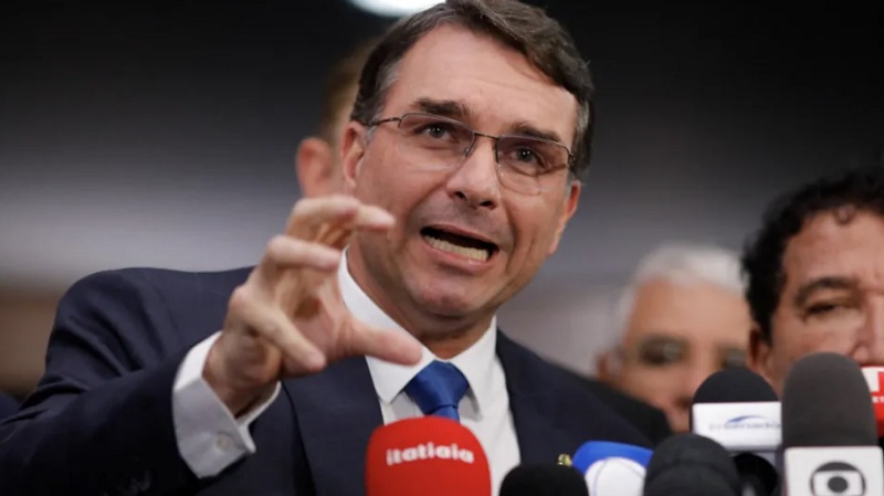 Rolex, prostituta e lobby: Ex-sócio faz revelações sobre Flávio Bolsonaro